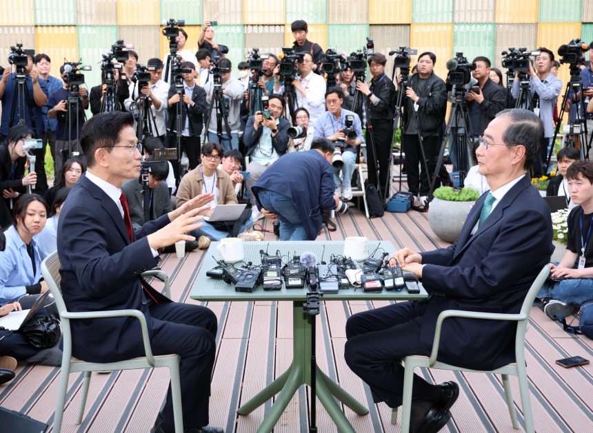 김문수 국민의힘 대통령 후보와 한덕수 무소속 대선 예비후보가 8일 서울 여의도 국회 강변서재 야외에서 단일화 관련 회동을 하고 있다. /뉴스1