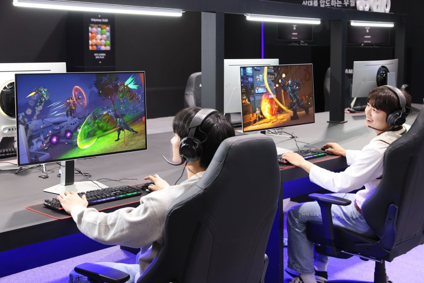 삼성전자 오디세이 OLED G8 모니터로 게임을 체험하고 있는 모습./삼성전자 제공