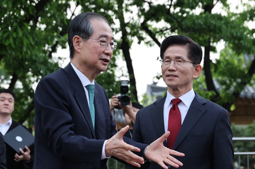 국민의힘 김문수 대선후보와 무소속 한덕수 대선 예비후보가 8일 서울 국회 사랑재에 위치한 커피숍에서 회동을 마친 후 인사하고 있다. /연합뉴스 