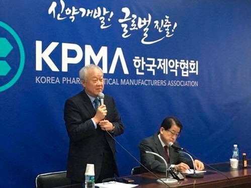 이행명 명인제약 대표이사(왼쪽). /조선비즈DB