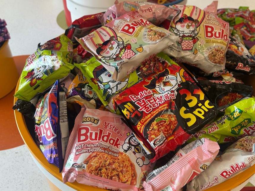 안탈리아 쇼핑몰에서 판매중인 불닭볶음면. 1봉지(100g)에 1만4000원에 판매되고 있다.  