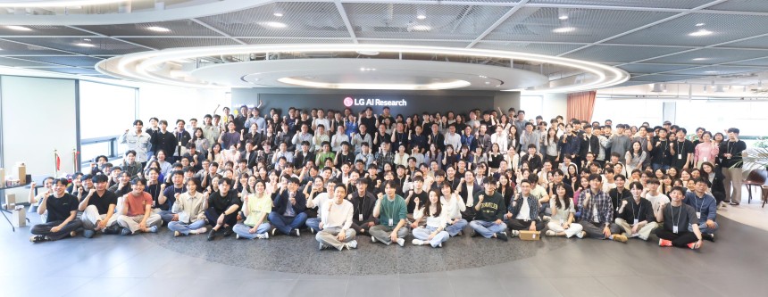 LG AI연구원 임직원들이 단체 기념 촬영을 하고 있다./LG그룹 제공