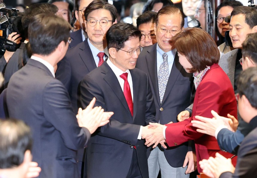 국민의힘 김문수 대선 후보가 9일 서울 여의도 국회에서 열린 의원총회에 참석하며 의원들과 악수하고 있다. /연합뉴스 