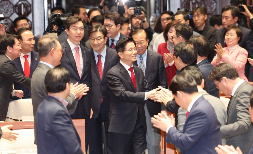 국민의힘 김문수 대선 후보가 9일 서울 여의도 국회에서 열린 의원총회에 참석하며 의원들과 악수하고 있다. /연합뉴스 