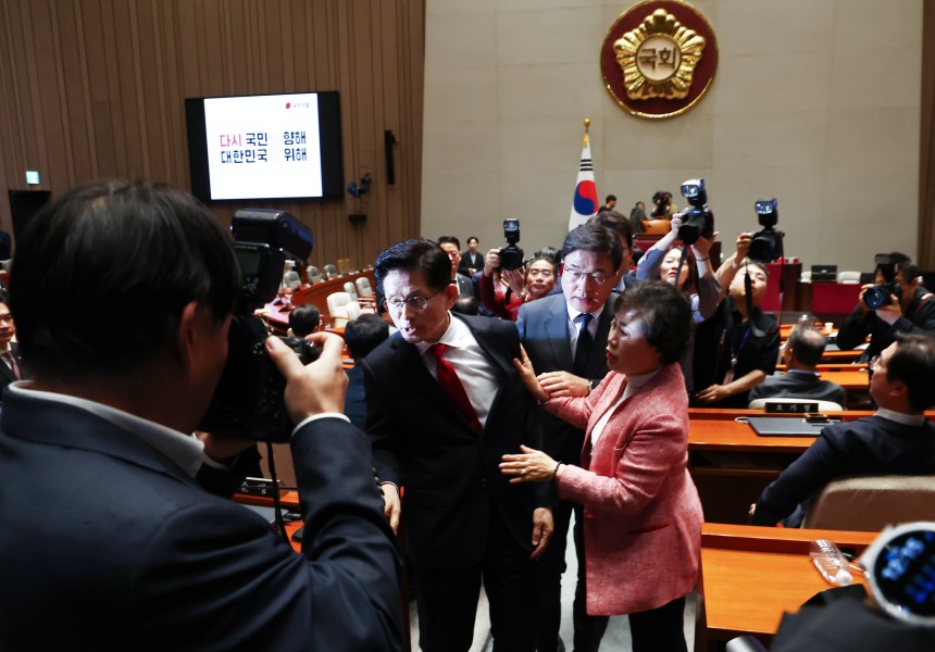 김문수 국민의힘 대통령 후보가 9일 서울 여의도 국회에서 열린 의원총회에서 "무소속을 당 후보 만들려 불법부당 수단 동원, 중단하라"며 입장을 밝힌 뒤 의총장을 떠나자 의원들이 이를 말리고 있다. /뉴스1