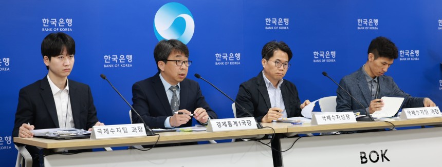 9일 서울 중구 한국은행에서 '2025년 3월 국제수지(잠정) 기자설명회'가 열리고 있다.왼쪽부터 김준영 국제수지팀 과장,<a href=