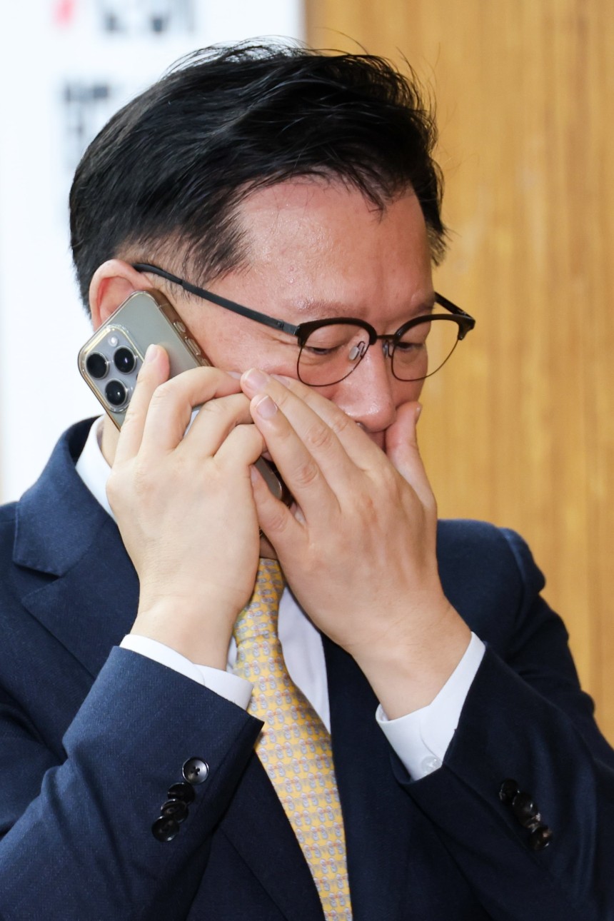 국민의힘 선관위원장에 위촉된 이양수 사무총장이 9일 오전 서울 여의도 국회에서 열린 원내대책회의에 참석해 통화하고 있다. /뉴스1 