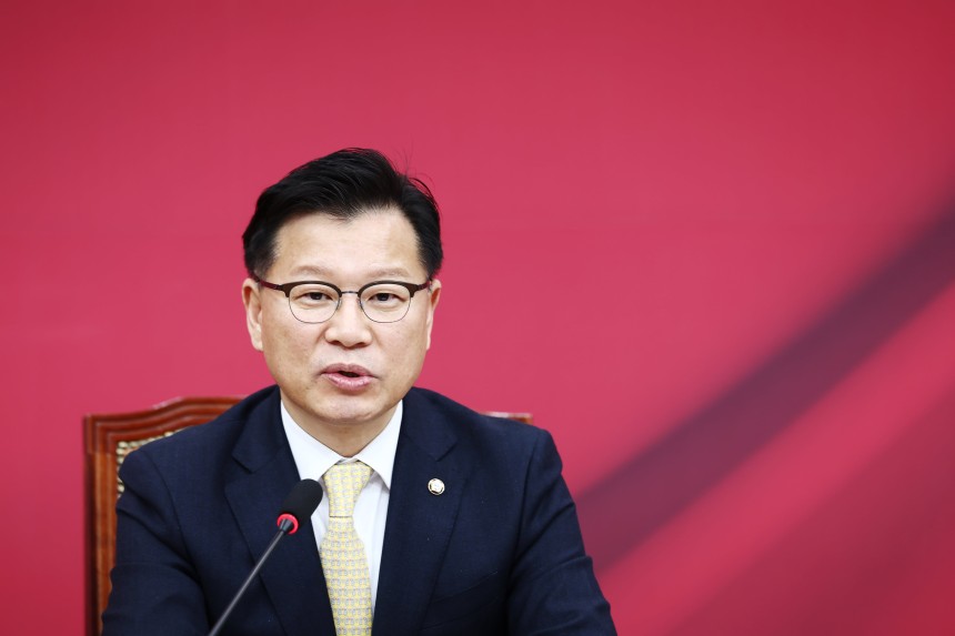 이양수 국민의힘 사무총장이 9일 오후 서울 여의도 국회에서 김문수 대통령 후보와 한덕수 무소속 예비후보의 단일화 관련 기자회견을 하고 있다./뉴스1 