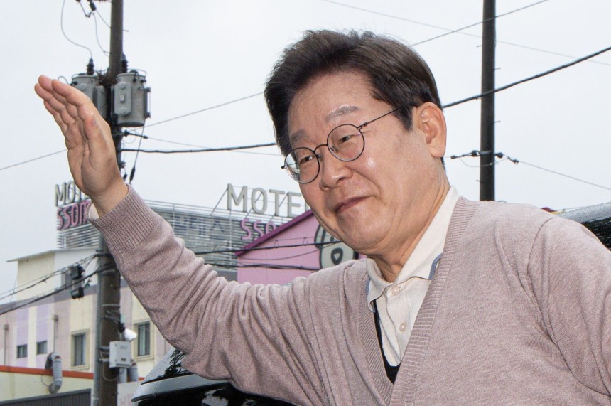 3차 경청투어에 나선 이재명 더불어민주당 대통령 후보가 9일 오후 경북 칠곡군의 한 거리를 찾아 차량에서 하차하며 인사하고 있다./뉴스1