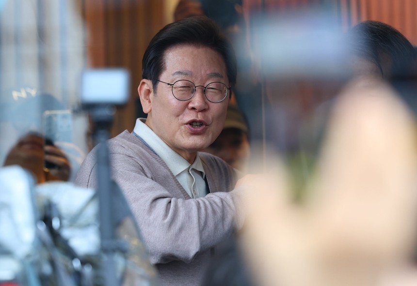 더불어민주당 이재명 대선 후보가 제3차 골목골목 경청투어로 경북지역 방문에 나선 9일 경북 칠곡군 석적읍의 한 상가 앞에서 주민과 지지자들을 상대로 즉흥 연설을 하고 있다. /연합뉴스