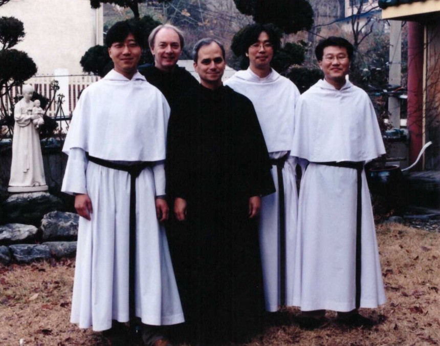 레오 14세 신임 교황(가운데)이 지난 2002년 한국을 방문해 이기훈 신부(오른쪽에서 두 번째)와 함께 촬영한 사진./성 아우구스띠노 수도회 한국지부 제공