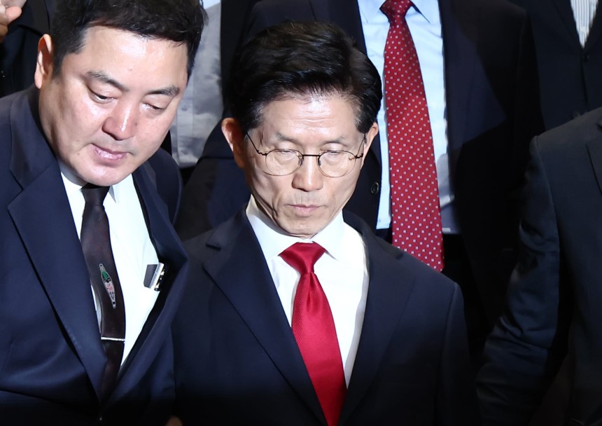 김문수 국민의힘 대통령 후보가 9일 오전 서울 여의도 국회에서 열린 의원총회에서 굳은 표정으로 나오자 권성동 원내대표가 김 후보를 따라 나서고 있다. /뉴스1