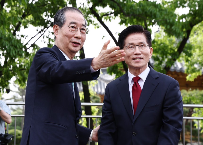 김문수 국민의힘 대통령 후보(오른쪽)와 한덕수 무소속 대선 예비후보가 8일 서울 국회 사랑재에 위치한 커피숍에서 후보 단일화 관련 회동을 하고 있다. /뉴스1