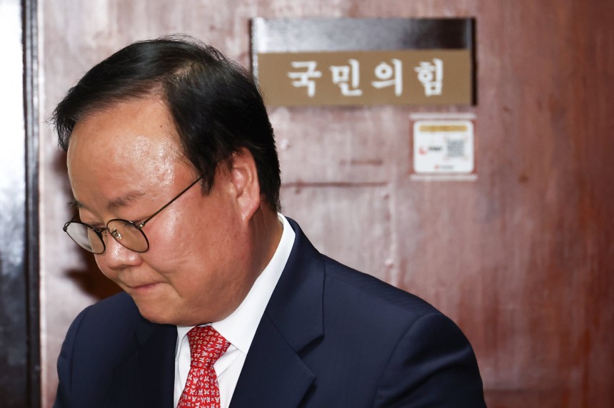 김문수 국민의힘 대통령 후보 대리인인 김재원 비서실장이 9일 서울 여의도 국회에서 열린 한덕수 무소속 대선 예비후보 대리인 측과의 단일화 협상 관련 회동을 마치고 굳은 표정을 하고 있다./뉴스1 