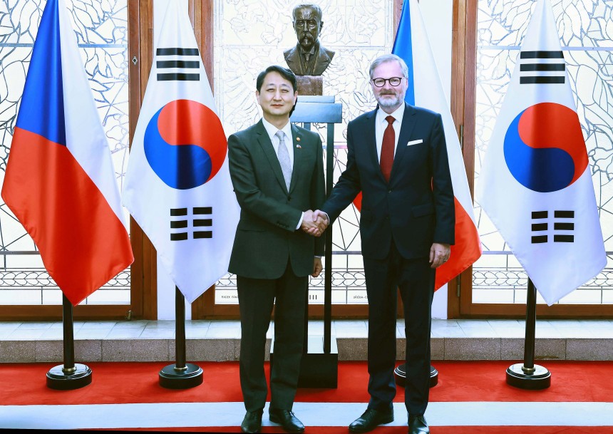 안덕근 산업통상자원부 장관이 7일(현지시각) 체코 프라하 총리실에서 열린 페트르 피알라(Petr Fiala) 체코 총리와의 면담에서 기념촬영을 하고 있다. /산업통상자원부 제공