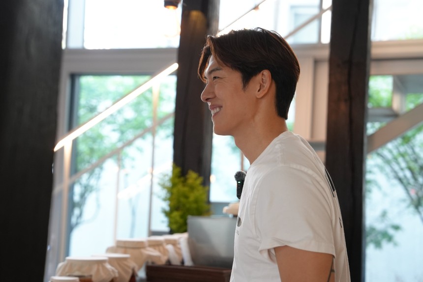 오스틴 강 셰프가 조선비즈와의 인터뷰 도중 환하게 웃어 보이고 있다./이정수 기자
