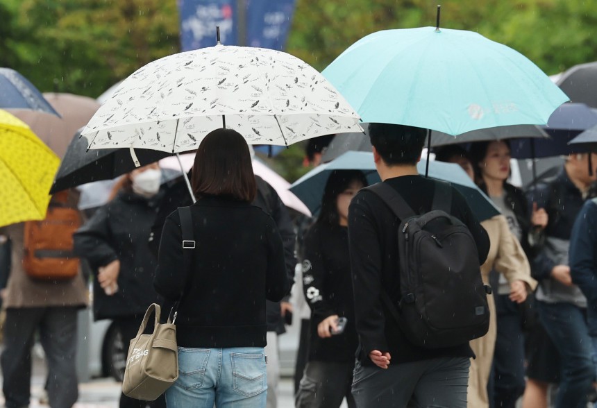 전국 대부분 지역에 비가 내린 9일 오전 서울 광화문네거리에서 우산을 쓴 시민들이 출근하고 있다./뉴스1