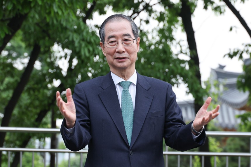 한덕수 무소속 대선 예비후보가 지난 8일 오후 서울 여의도 국회 강변서재에서 김문수 국민의힘 대통령 후보와 후보 단일화 관련 1:1 공개 회동을 마친 후 백브리핑하고 있다. /뉴스1