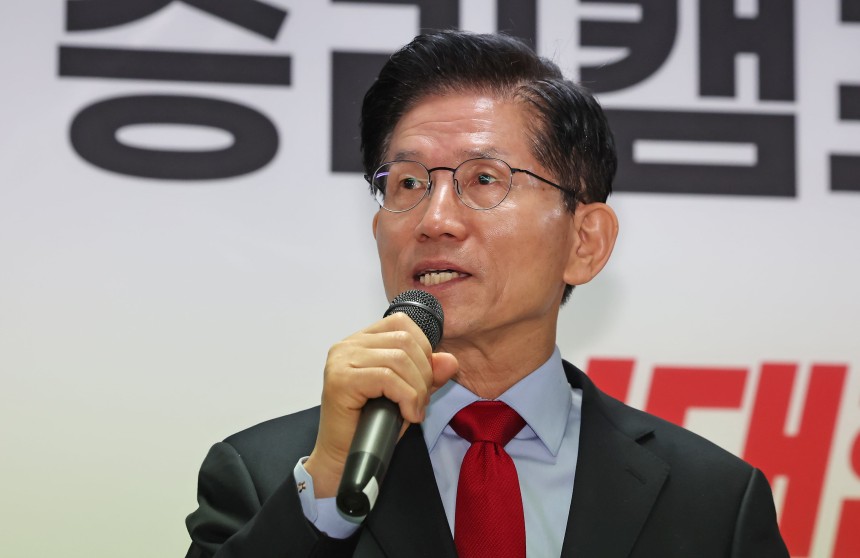 국민의힘으로부터 대통령선거 후보 자격이 취소된 김문수 후보가 10일 오전 서울 여의도에 마련된 대선 캠프 사무실에서 긴급기자회견을 하고 있다. /뉴스1