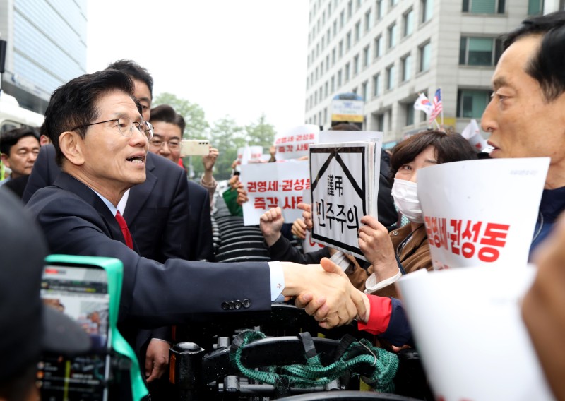 <b>김문수</b> 측 “대선 <b>후보</b> 선출취소 효력정지 <b>가처분</b> 신청”