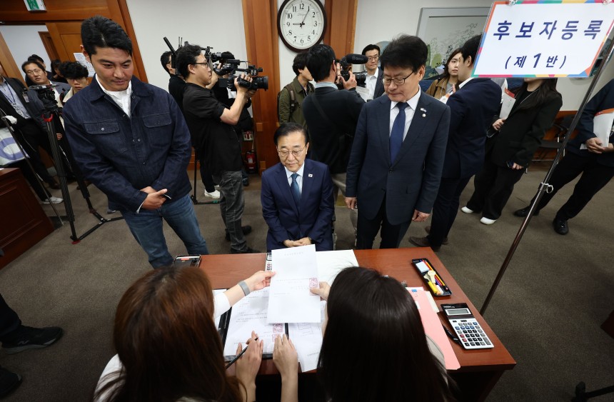 더불어민주당 김윤덕 사무총장과 배우 이관훈이 10일 경기도 과천 중앙선거관리위원회에서 이재명 대선 후보를 대신해 제21대 대통령선거 후보 등록을 하고 있다. /연합뉴스