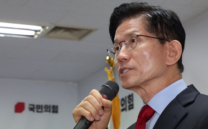 국민의힘으로부터 대통령선거 후보 자격이 취소된 김문수 후보가 10일 오전 서울 여의도에 마련된 대선 캠프 사무실에서 긴급기자회견을 하고 있다. /뉴스1