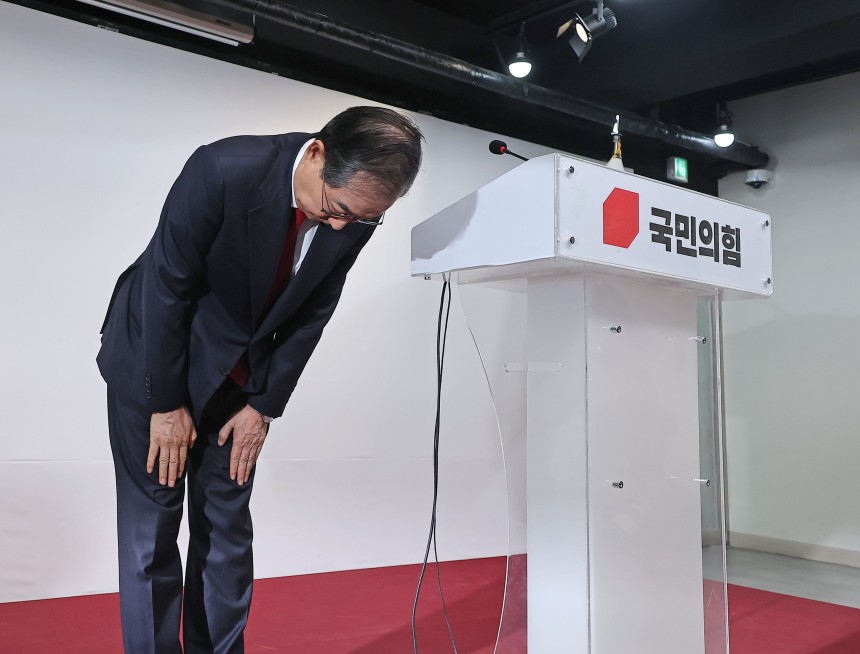 한덕수 대선 예비후보가 10일 서울 여의도 국민의힘 중앙당사에서 긴급 기자회견에 참석하며 인사하고 있다. /연합뉴스