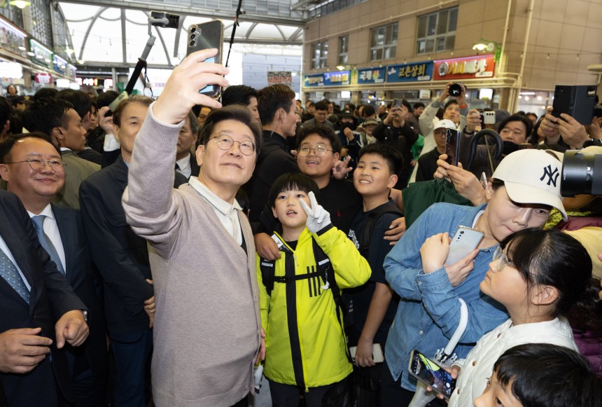 3차 경청투어에 나선 이재명 더불어민주당 대통령 후보가 9일 오후 경북 성주군 성주전통시장에서 어린이들과 기념촬영을 하고 있다. /뉴스1
