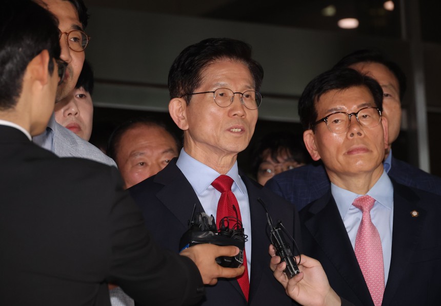 국민의힘 김문수 대선 후보가 10일 서울 양천구 서울남부지방법원에서 열린 당의 후보 선출 취소 가처분신청 사건 심문 기일에 출석한 뒤 법정을 나서며 발언하고 있다./연합뉴스