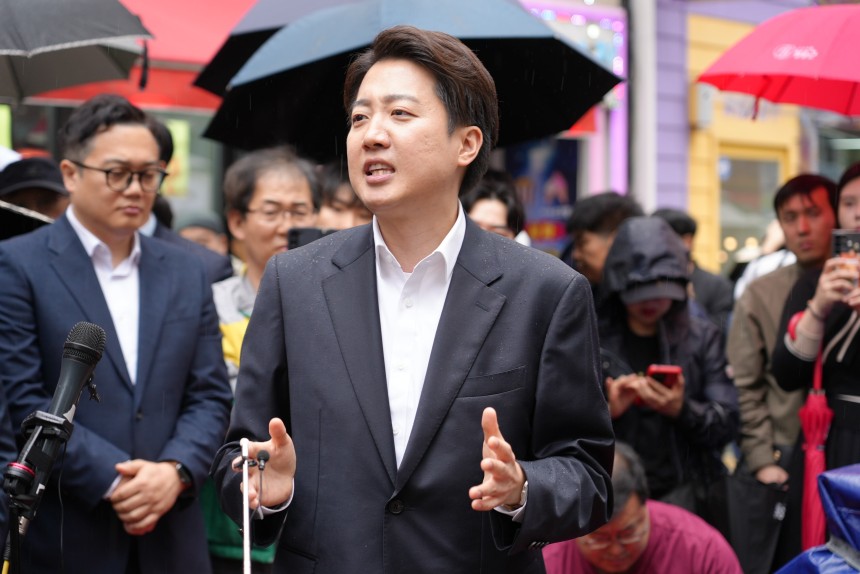 개혁신당 이준석 대선 후보가 10일 대구 동성로에서 열린 거리버스킹 현장을 찾아 지지자 및 시민들에게 발언하고 있다./연합뉴스