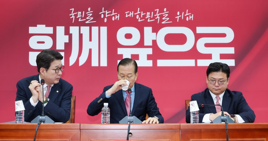 권영세 국민의힘 비상대책위원장이 10일 서울 여의도 국회에서 김문수 대통령 후보 자격 취소·한덕수 예비후보 입당 및 대선후보 등록 과정에 대해 기자회견을 하던 중 물을 마시고 있다. /뉴스1
