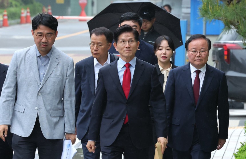 김문수 후보가 10일 오후 서울 양천구 남부지방법원에서 열린 후보 선출취소 효력정지 가처분 심문기일에 출석하고 있다. /뉴스1