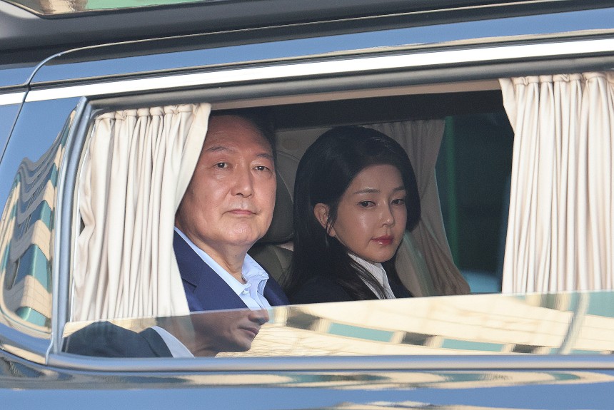 윤석열 전 대통령과 김건희 전 여사가 11일 오후 서울 용산구 대통령 관저를 떠나고 있다./뉴스1