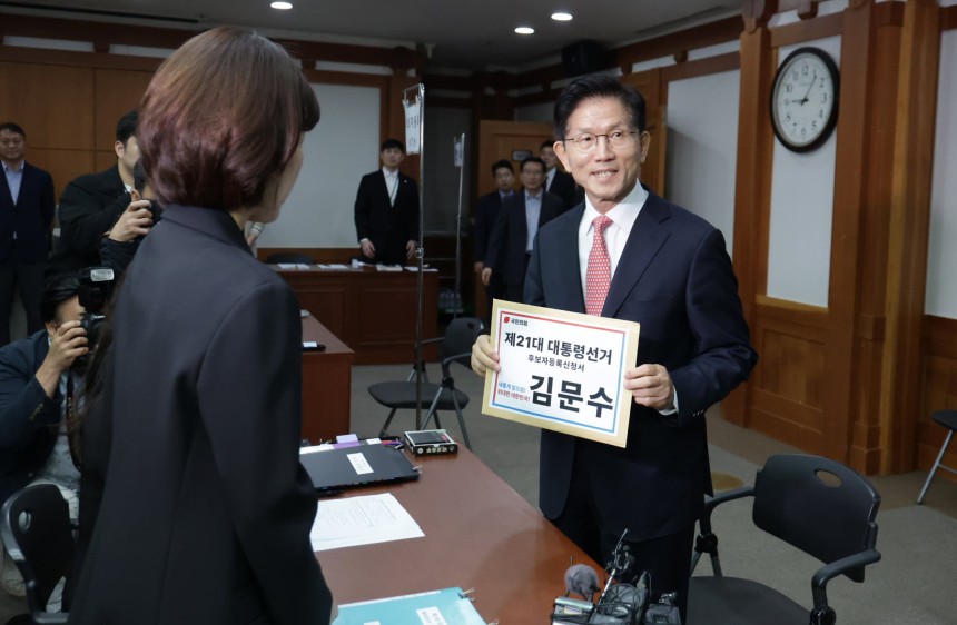 김문수 국민의힘 대통령 후보가 11일 오전 경기 과천시 중앙선거관리위원회에서 제21대 대통령선거 후보자 등록을 하고 있다. /뉴스1