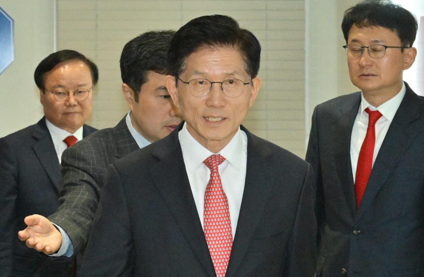 김문수 국민의힘 대통령 후보가 11일 오전 한덕수 전 국무총리와의 회동을 위해 서울 여의도 중앙당사에서 대통령후보실로 이동하고 있다./뉴스1
