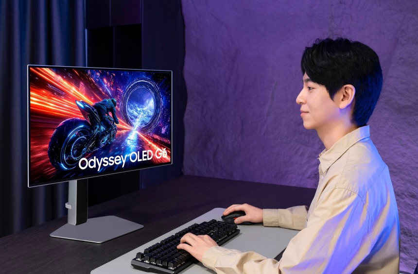 삼성전자 모델이 세계 최초 500Hz 초고주사율이 적용된 OLED 게이밍 모니터‘오디세이 OLED G6’신모델을 체험하고 있다./삼성전자 제공