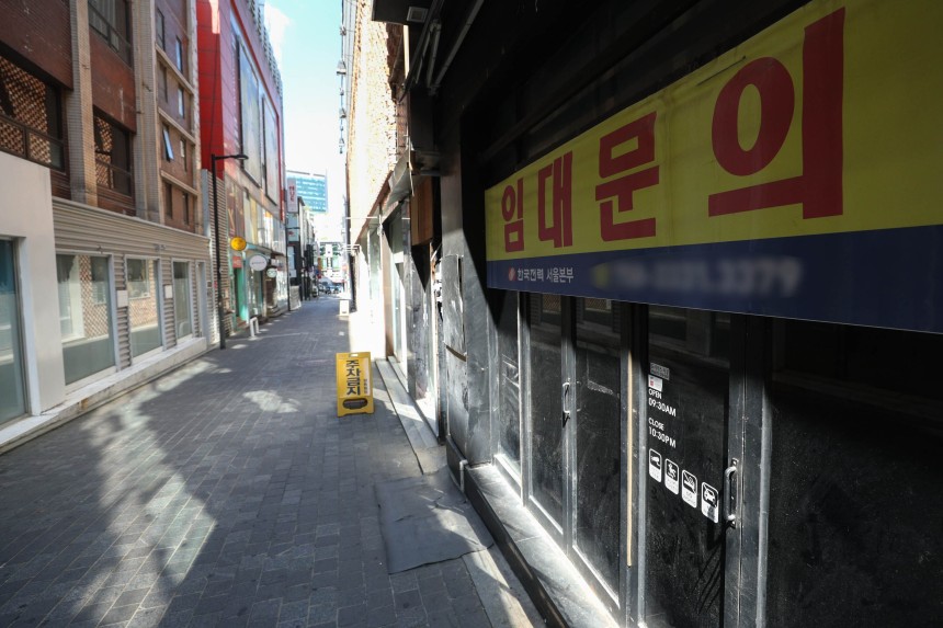 서울 명동 일대에 임대 현수막이 내걸린 모습./뉴스1