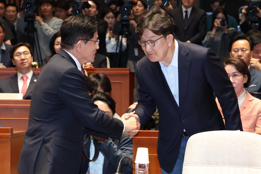 김문수 국민의힘 대통령 후보가 11일 오후 서울 여의도 국회에서 열린 의원총회에 참석해 권성동 원내대표와 악수하고 있다.  /뉴스1