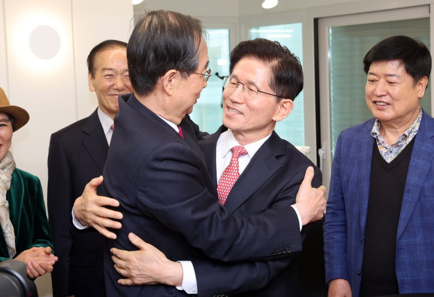 김문수 국민의힘 대선후보와 한덕수 전 국무총리가 11일 서울 여의도 국민의힘 대선후보 사무실에서 회동에 앞서 포옹하고 있다. (공동취재)/뉴스1 