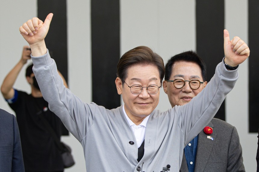 경청투어에 나선 이재명 더불어민주당 대통령 후보가 11일 오후 전남 해남군 군민광장 야외공연장에서 연설에 앞서 엄지를 들어보이고 있다./뉴스1 