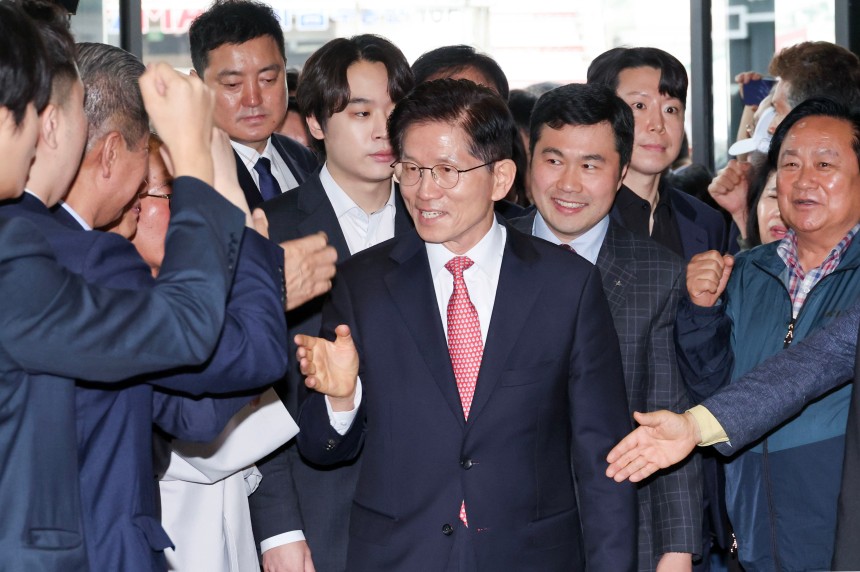 김문수 국민의힘 대통령 후보가 11일 오전 한덕수 전 국무총리와의 회동을 서울 여의도 중앙당사로 들어서며 지지자들과 인사나누고 있다. 김 후보는 이날 오전 중앙선건관리위원회에 대통령 후보 등록을 마쳤다. (공동취재)