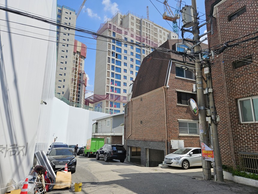7일 오전 서울 은평구 대조동‘힐스테이트 메디알레’공사현장과 인접한 빌라 단지./방재혁 기자