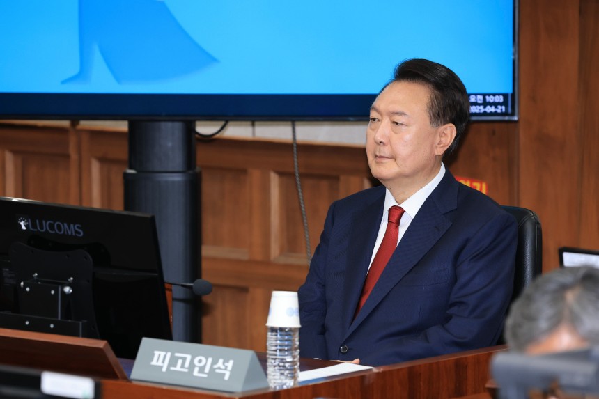 윤석열 전 대통령이 4월 21일 서울 서초구 서울중앙지법에서 열린 내란 우두머리 혐의 형사재판 2차 공판에 출석해 있다. [사진공동취재단]/연합뉴스