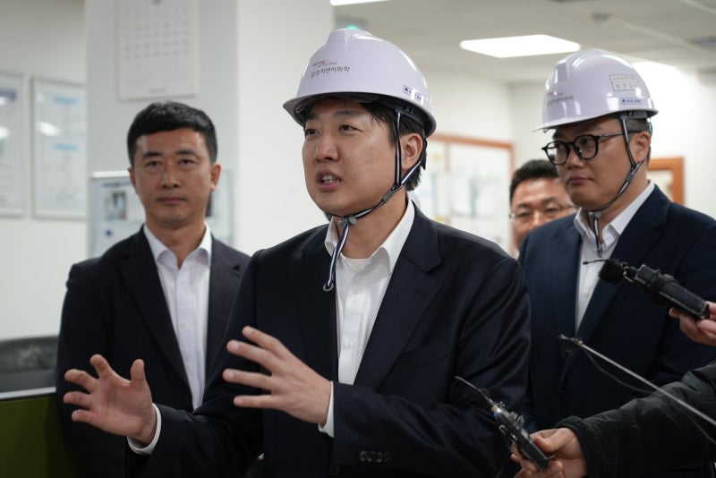 이준석, 호남 산단서 <b>선거운동</b> 시작…“통상·기술경쟁 승리 약속”