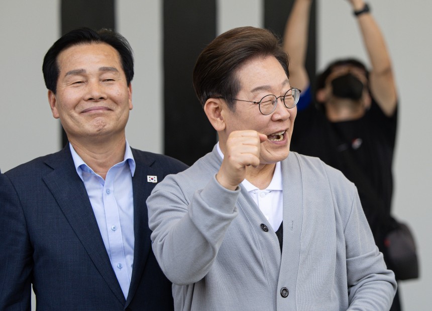 경청투어에 나선 이재명 더불어민주당 대통령 후보가 11일 오후 전남 해남군 군민광장 야외공연장에서 주먹을 불끈 쥐고 있다. / 뉴스1