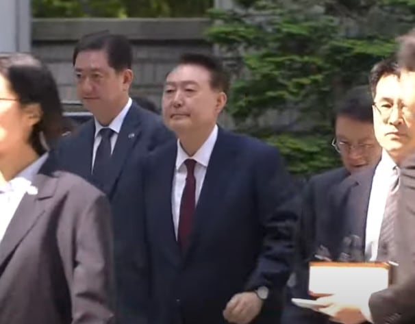 윤석열 전 대통령이 12일 내란 우두머리 혐의 재판에 출석하기 위해 법정으로 들어가고 있다. / 방송 캡처.