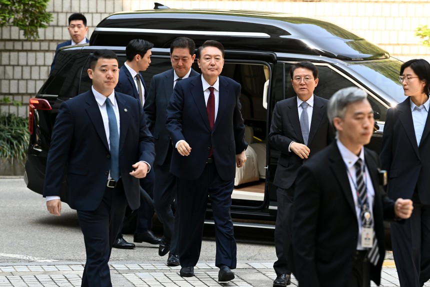 윤석열 전 대통령이 12일 오전 서울 서초구 중앙지방법원에서 열린 내란 우두머리 혐의, 직권남용 권리행사방해 혐의 사건 3차 공판에 출석하고 있다. /뉴스1