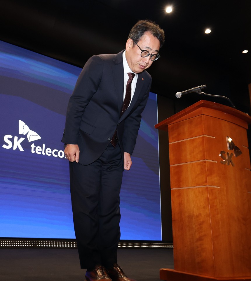 유영상 SK텔레콤 사장이 지난 2일 서울 중구 SK텔레콤 T타워에서 열린 사이버 침해 관련 일일 브리핑에서 유심(USIM) 정보 해킹 사고와 관련해 고개 숙여 사과하고 있다./뉴스1