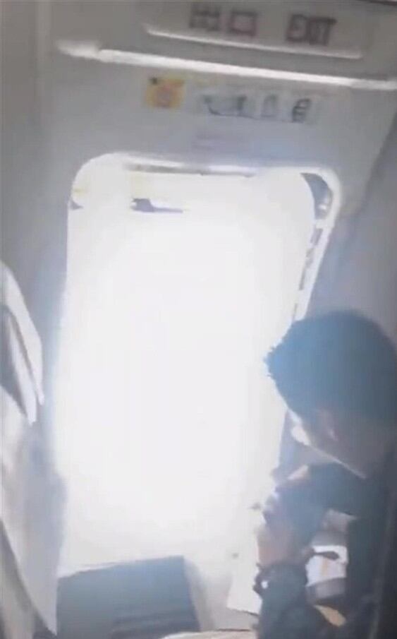 중국 여객서에서 한 승객이 비상문을 무단으로 개방하는 모습. /지무뉴스 캡처