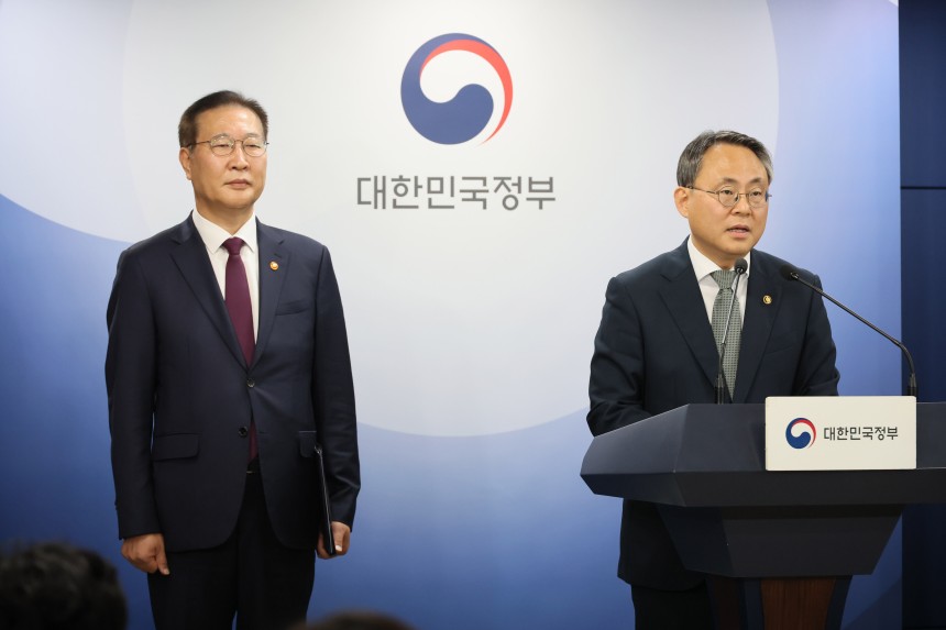 고기동 행정안전부 장관 직무대행과 박성재 법무부 장관이 12일 서울 종로구 정부서울청사에서 제21대 대통령선거 관련 대국민 담화문을 발표하고 있다. /연합뉴스